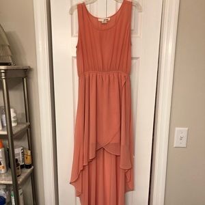 High low peach dress! Perfect for a special day 🥰